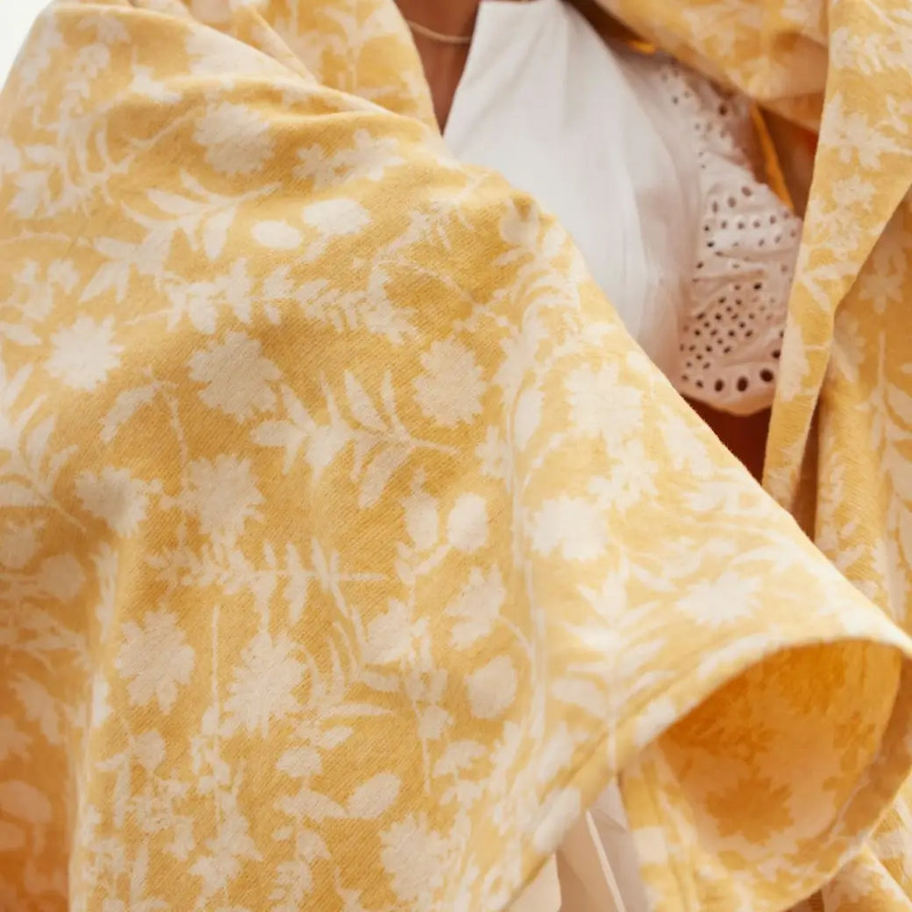 The Lightweight Blanket - Wildflower Daffodil